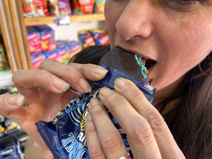 Cada vez más argentinos reemplazan el almuerzo por un alfajor: el consumo refleja el impacto de la crisis