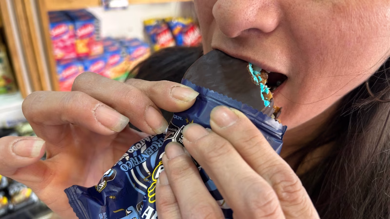 Cada vez más argentinos reemplazan el almuerzo por un alfajor: el consumo refleja el impacto de la crisis