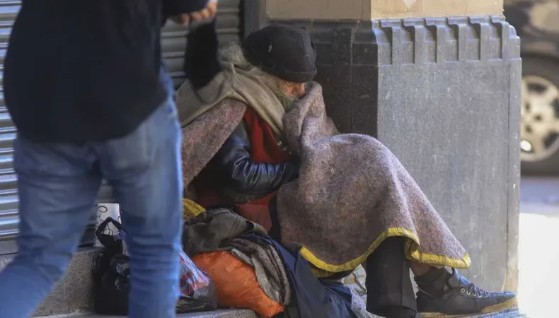 La calle duele: el frío azota a los más vulnerables.