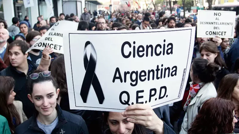 Cerebros en fuga: desempleo y bajas masivas de científicos argentinos.
