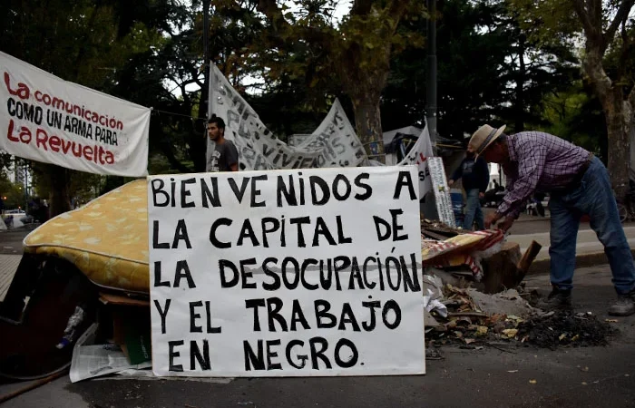 El 59% de los argentinos ve mal la economía y el desempleo es la principal preocupación.