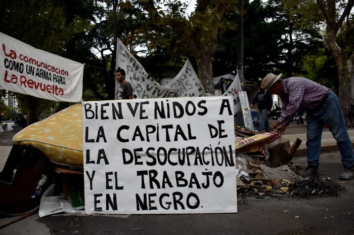 El 59% de los argentinos ve mal la economía y el desempleo es la principal preocupación.