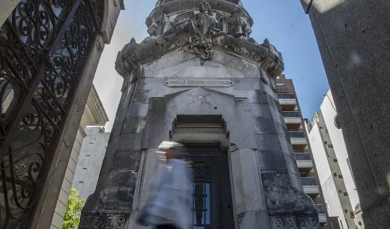 La Ciudad ahora quiere poner una cafetería dentro del Cementerio de la Recoleta: cuánto cuesta la concesión y qué incluye el negocio.