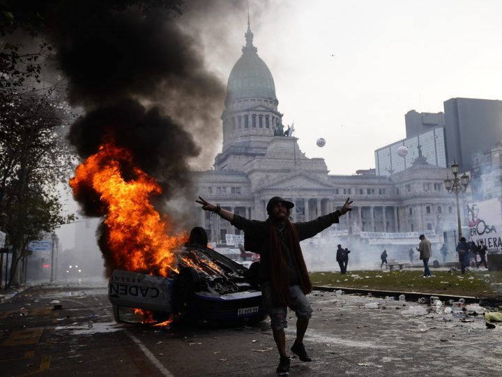 Tensión y represión frente al Congreso durante la protesta contra la Ley de Inviolabilidad de la Propiedad Privada.