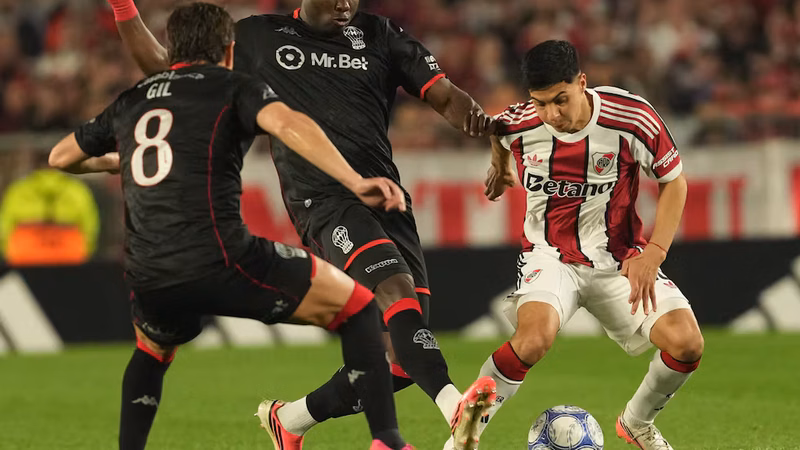 River perdió 2-1 con Huracán en el Monumental y Ponzio sufrió su primera derrota.