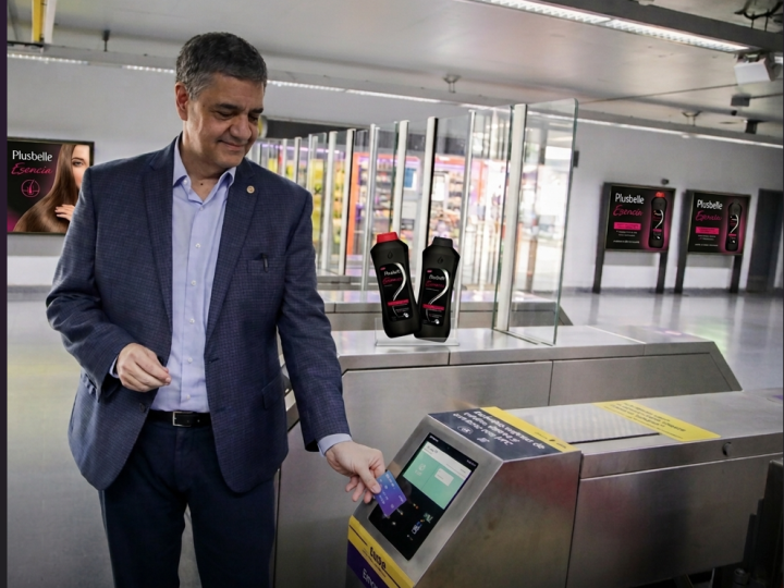 El subte porteño ya no sabe si llevar pasajeros o venderles publicidad.