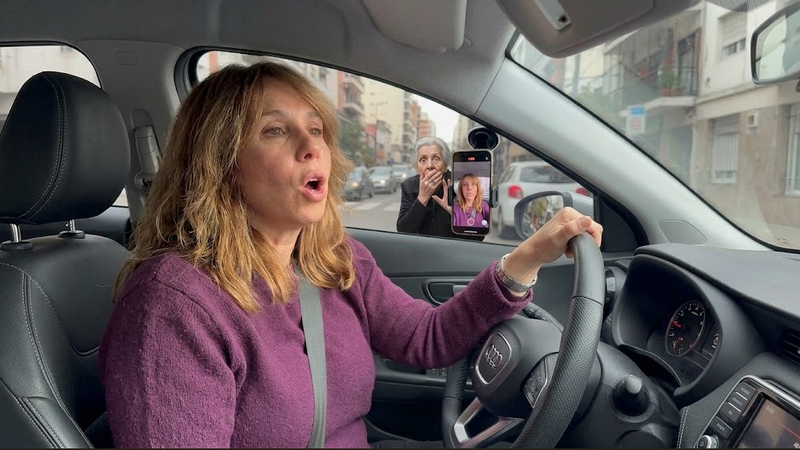 Pilar Ramírez de LLA y amiga de Karina, se filmó manejando mientras grababa un video y ahora piden que le saquen la licencia.